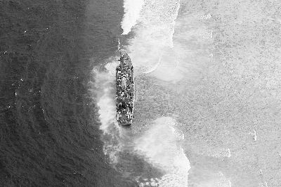 美国海军第七舰队18日晚发布公告称，在菲律宾西南海域搁浅的扫雷舰“护卫者”号脱困失败，全部船员离舰。当地媒体19日报道，扫雷舰船体开始进水下沉。