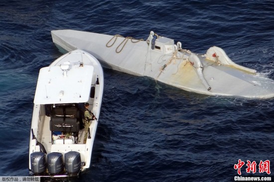 哥伦比亚海军发现载重5吨无人贩毒潜艇（图）