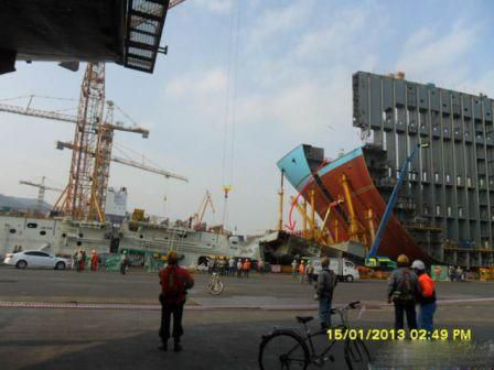 大宇造船在建18000TEU船钢板坠落