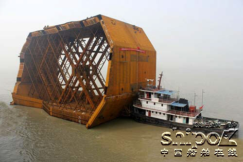 同方江新造船超大型桥梁主墩钢围堰在湖口下水