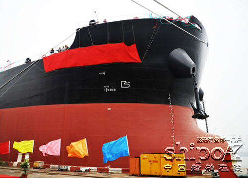 沪东中华76000吨散货船命名交付