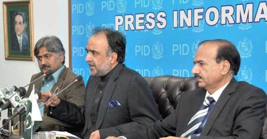 巴基斯坦信息部长卡伊拉在记者会上发言