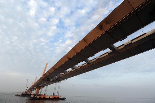 嘉绍跨海大桥最后两片钢箱梁顺利吊装完成
