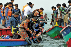 孟加拉国一渡船撞上运沙船后沉没 已有2人遇难