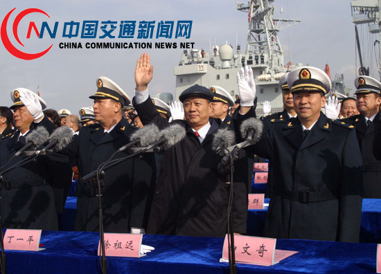 海军第十四批护航编队从青岛起航 徐祖远为护航官兵送行 