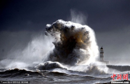 大风卷巨浪拍打英国港口灯塔震撼瞬间