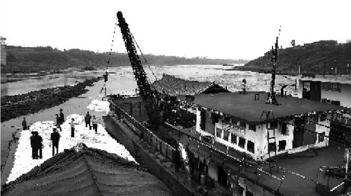 千吨货船搁浅红水河 船员被救安然无恙