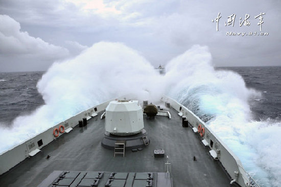 海军“玉林”舰急驰 营救中国渔政船员