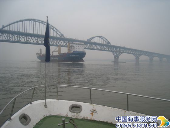 九江港区海事处维护万吨海轮安全通过九江大桥水域