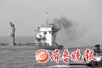 青岛海域失火货轮被困船员仍无消息