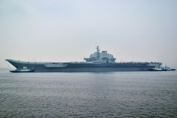中国首艘航母进驻青岛母港正式服役【高清】