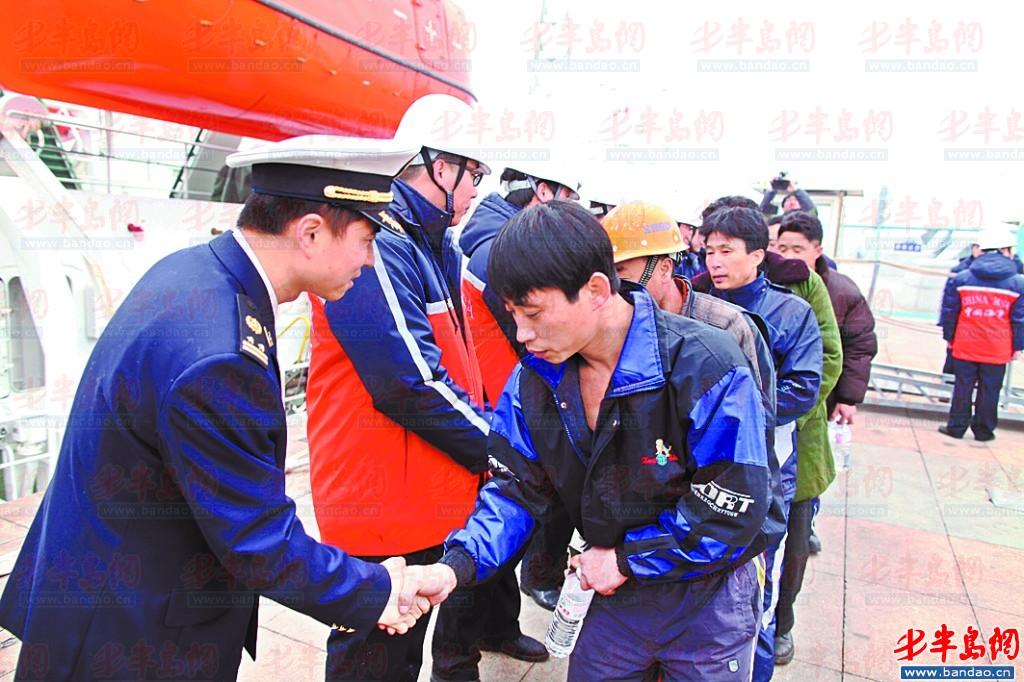 15位获救船员平安上岸 被困船员遗体被发现