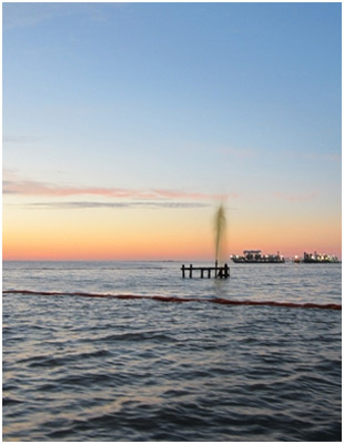 美国墨西哥湾遭遇溢油事故 或井喷（图）