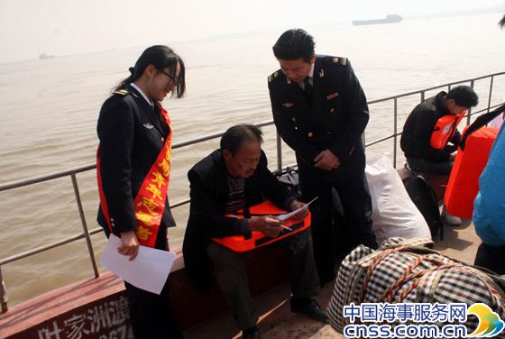 武汉海事青年开展学雷锋志愿服务活动