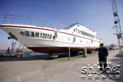 中国第一艘双燃料公务船正在北塘渔港进行改造
