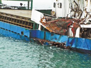 厦金海域上两船相撞 12名船员脱险