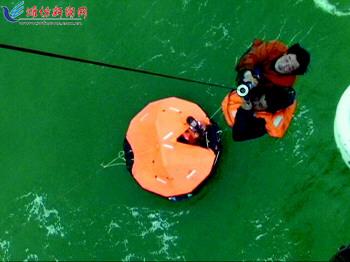 浙江籍船舶潍坊海域搁浅 直升机出动救起5船员