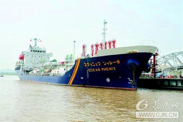 首条外轮安全抵靠武汉80万吨乙烯码头