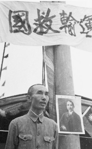 1939年9月24日，卢作孚在汉口航政局改良木船试航典礼上发表演讲