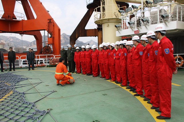 石岛交通局救助志愿者参观“北海救113”轮（图）