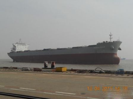 沪东中华76000吨13号散货船试航