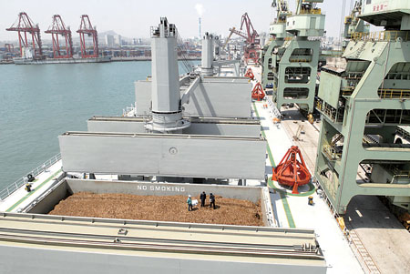 世界最大木片运输船抵达日照港