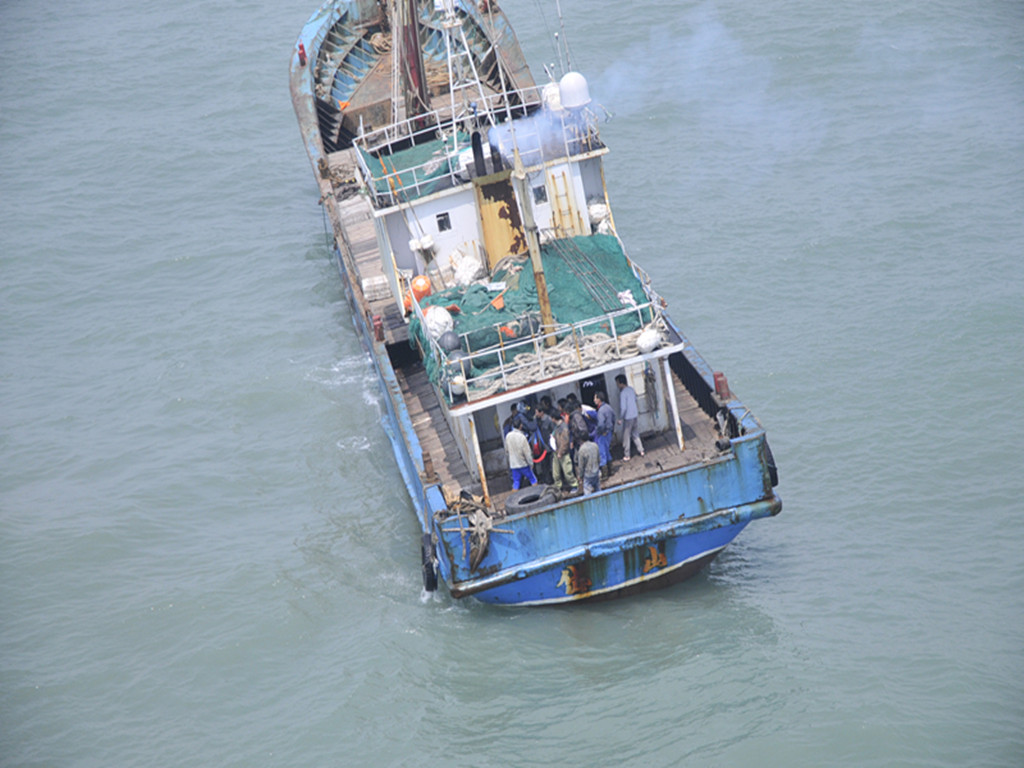 东海第一救助飞行队周末救助渔轮受伤船员