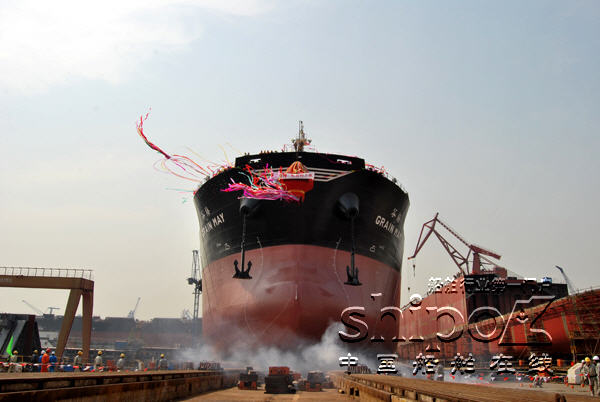 沪东中华87000吨散货船“谷梅”号下水