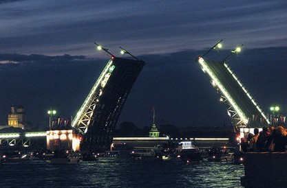 圣彼得堡一拖船撞上桥墩 船员命运不详