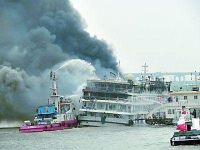 旅游船着火船上415人全部安全撤离