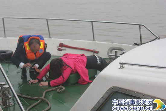一名负气跳江女子幸被鄂州海事救起