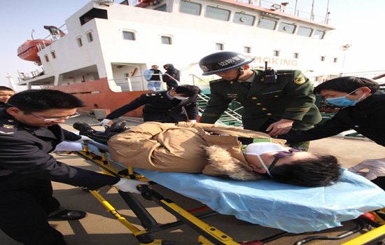 宁波边检站紧急救助海上遇险外籍船员