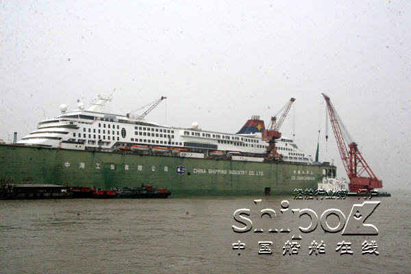 中海长兴修船基地成功抢修豪华邮轮“双子星号”