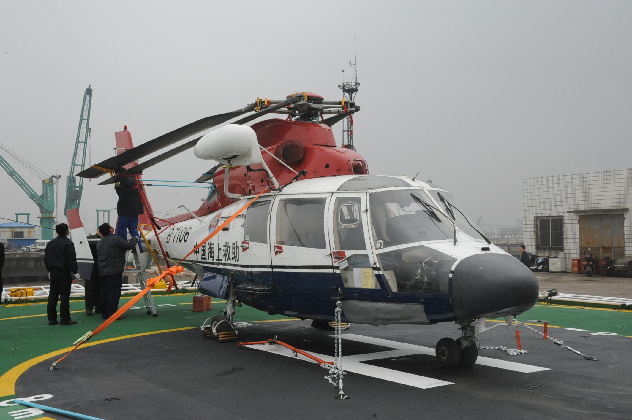 “B-7106”救助直升机顺利完成着舰训练