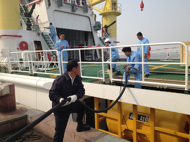 东海第一救助飞行队保障东海救101船载航油设备
