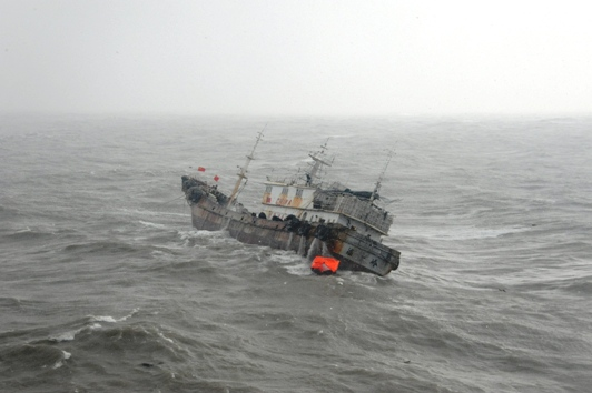 长江口海空立体大营救 成功救助19名遇险船员