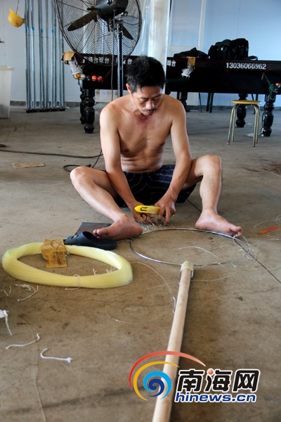 　　渔民在制作渔具。(南海网特派记者邓松摄)