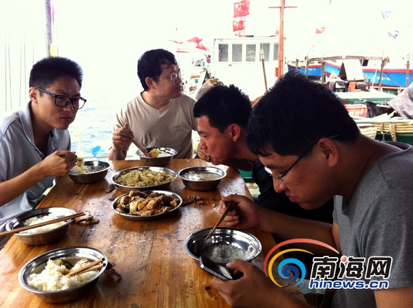 　　媒体记者船上吃午餐，中午饭是酱油鸡和清炒葫芦瓜。(南海网特派记者高鹏摄)