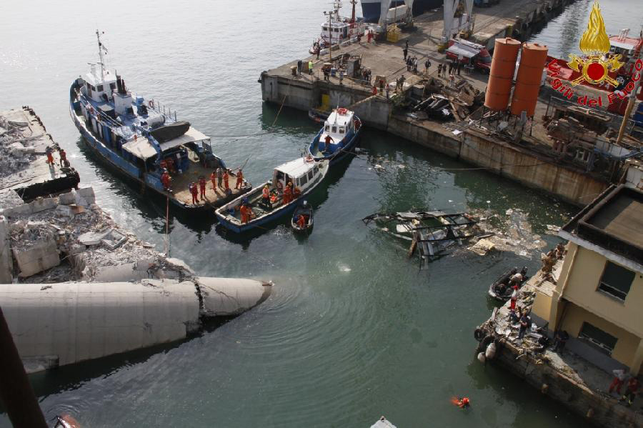 意大利热那亚港口事故造成至少7人死亡【高清】