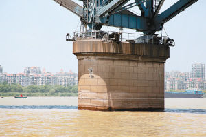 南京长江大桥桥墩上被轮船碰擦留下的痕迹。