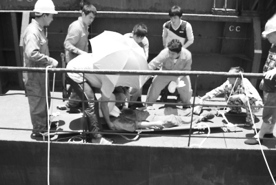 货船上的一名船员海上缝焊作业时被烧伤