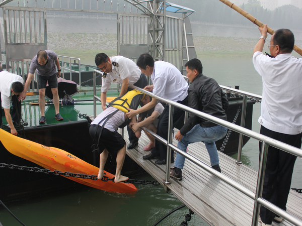 漂流长江被困 宜昌海事救助脱险（多图）