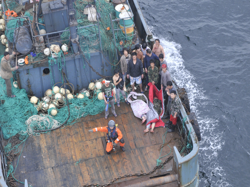 “鲁牟渔6007”轮4名受伤渔民在东海海域获救