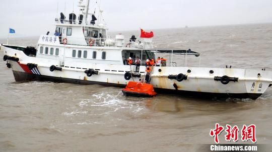 大风天货船侧倾10人遇险 9人获救1人失踪