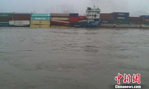 重庆寸滩码头3船碰撞 船只搁浅集装箱落水