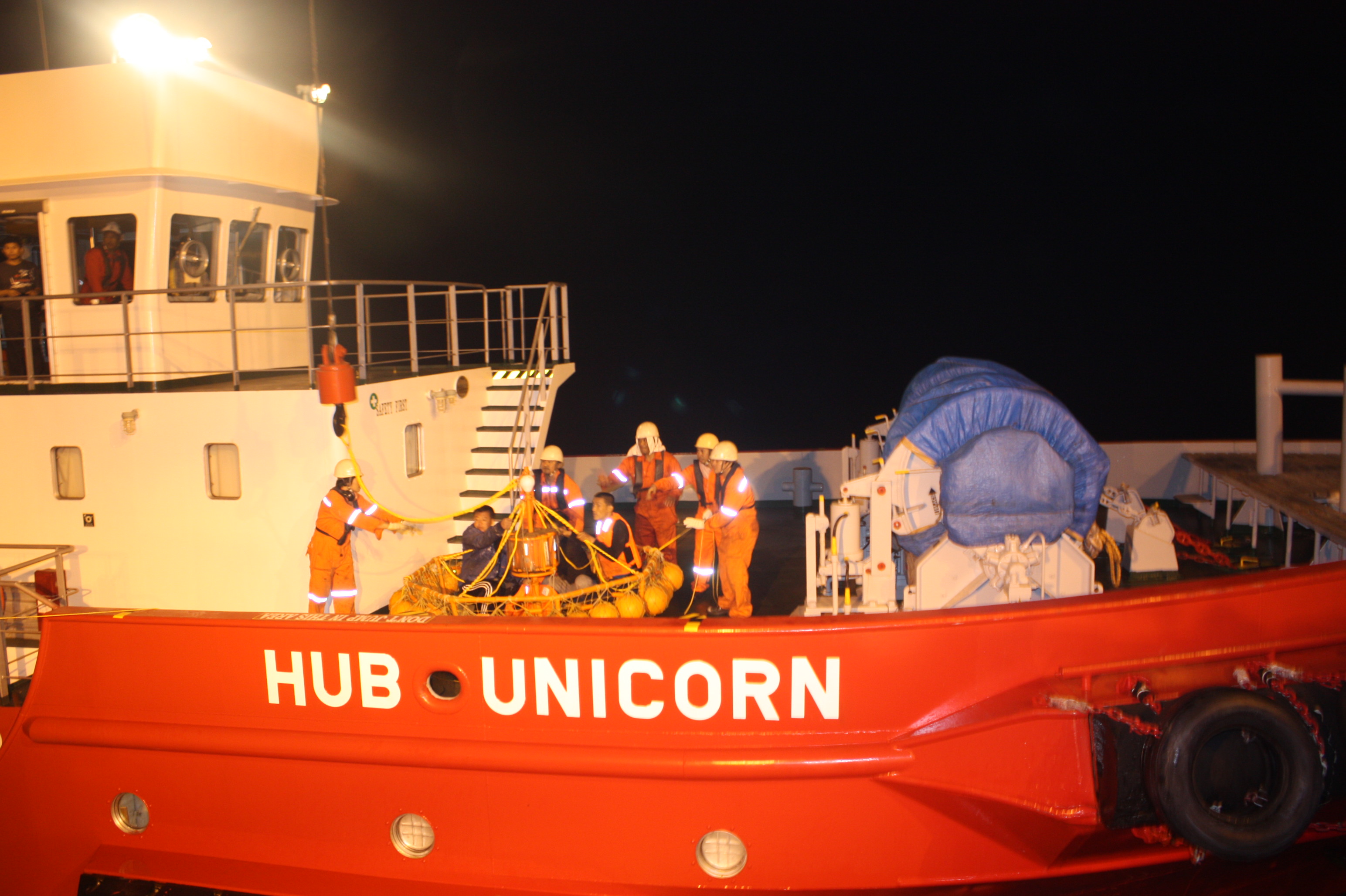 “北海救115”轮深夜出击救助遇险渔民