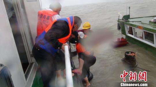 21艘船舶太湖相继遇险 8船沉没18船员获救