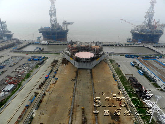 启东中远海工凯旋2号自升式平台主船体下水
