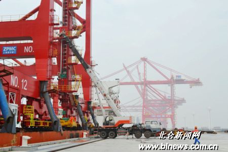 宁波港世界最大集装箱桥吊将进入调试阶段