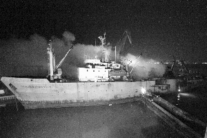 江苏一外籍渔船发生火灾 疑船员烧烤致起火